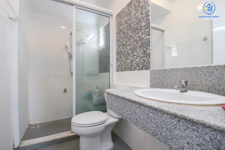 *****บ้านแฝดมือสองย่านนนทบุรี ม.โฮมเพลส วงแหวน-รัตนาธิเบศร์ หลังมุม! เนื้อที่กว้างขวางมากถึง 43.10 ตร.ว. ฟังก์ชัน 3 ห้องนอน 2 ห้องน้ำ ที่จอดรถ 2 คัน ต่อเติมครบ พร้อมเข้าอยู่ ตั้งอยู่บนทำเลแห่งการเดินทาง ใกล้รถไฟฟ้าสายสีม่วง "สถานีคลองบางไผ่" และจุดขึ้นทางด่วน "กาญจนาภิเษก"